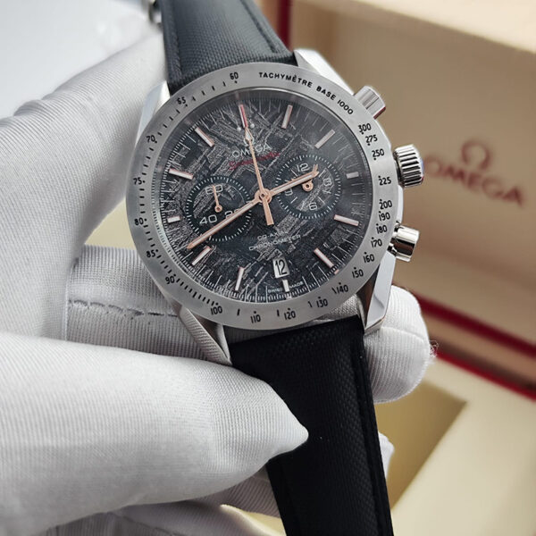 ساعة سبيدماستر دارك سايد أوف ذا مون 43 مم – كرونوغراف أنيق للرجال