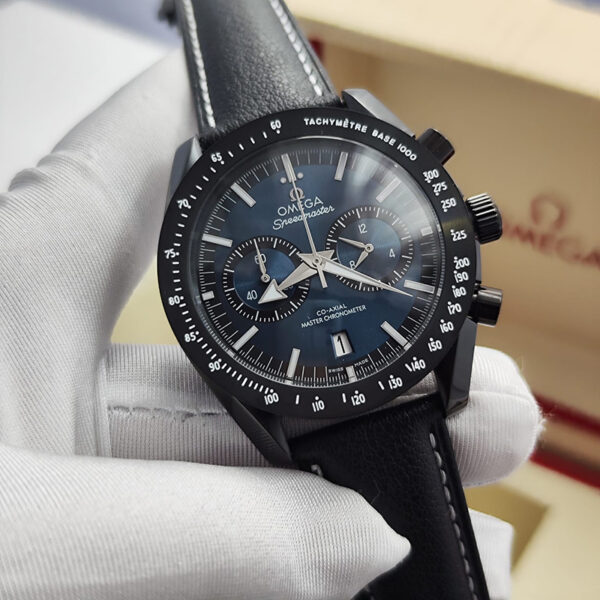 ساعة سبيدماستر دارك سايد أوف ذا مون تصميم استثنائي بحجم 43 مم